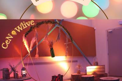 Deux femmes regardent un écran d'une borne photo rétro dans un espace décoré pour la Saint-Patrick.