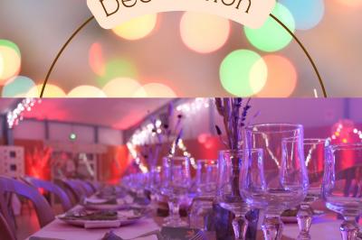 Deux femmes regardent un écran d'une borne photo rétro dans un espace décoré pour la Saint-Patrick.