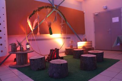Deux femmes regardent un écran d'une borne photo rétro dans un espace décoré pour la Saint-Patrick.