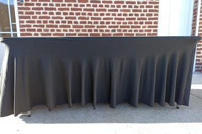 Deux femmes regardent un écran d'une borne photo rétro dans un espace décoré pour la Saint-Patrick.