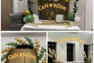 Deux femmes regardent un écran d'une borne photo rétro dans un espace décoré pour la Saint-Patrick.