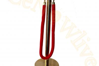 Deux femmes regardent un écran d'une borne photo rétro dans un espace décoré pour la Saint-Patrick.