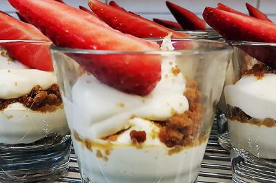Miniature Traiteur Gagny (Seine-Saint-Denis) - J&J Traiteur Événementiel #7 Des personnes préparent et disposent des desserts sur des assiettes alignées dans une cuisine professionnelle.