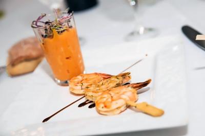 Miniature Traiteur Gagny (Seine-Saint-Denis) - J&J Traiteur Événementiel #10 Des personnes préparent et disposent des desserts sur des assiettes alignées dans une cuisine professionnelle.