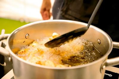 Miniature Traiteur Gagny (Seine-Saint-Denis) - J&J Traiteur Événementiel #11 Des personnes préparent et disposent des desserts sur des assiettes alignées dans une cuisine professionnelle.