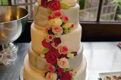 Miniature Traiteur Gagny (Seine-Saint-Denis) - J&J Traiteur Événementiel #20 Des personnes préparent et disposent des desserts sur des assiettes alignées dans une cuisine professionnelle.