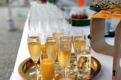 Miniature Traiteur Gagny (Seine-Saint-Denis) - J&J Traiteur Événementiel #22 Des personnes préparent et disposent des desserts sur des assiettes alignées dans une cuisine professionnelle.