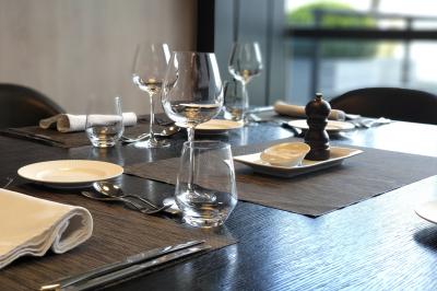 Miniature Traiteur Gagny (Seine-Saint-Denis) - J&J Traiteur Événementiel #25 Des personnes préparent et disposent des desserts sur des assiettes alignées dans une cuisine professionnelle.