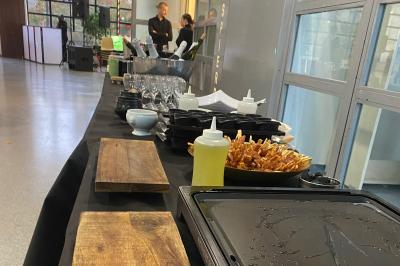 Miniature Traiteur Gagny (Seine-Saint-Denis) - J&J Traiteur Événementiel #26 Des personnes préparent et disposent des desserts sur des assiettes alignées dans une cuisine professionnelle.