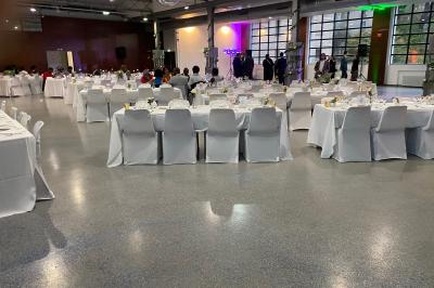 Miniature Traiteur Gagny (Seine-Saint-Denis) - J&J Traiteur Événementiel #27 Des personnes préparent et disposent des desserts sur des assiettes alignées dans une cuisine professionnelle.