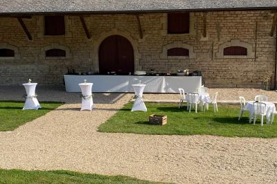 Miniature Traiteur Gagny (Seine-Saint-Denis) - J&J Traiteur Événementiel #32 Des personnes préparent et disposent des desserts sur des assiettes alignées dans une cuisine professionnelle.