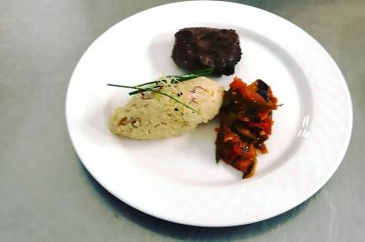 Miniature Traiteur Gagny (Seine-Saint-Denis) - J&J Traiteur Événementiel #33 Des personnes préparent et disposent des desserts sur des assiettes alignées dans une cuisine professionnelle.