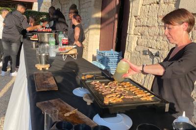 Miniature Traiteur Gagny (Seine-Saint-Denis) - J&J Traiteur Événementiel #36 Des personnes préparent et disposent des desserts sur des assiettes alignées dans une cuisine professionnelle.