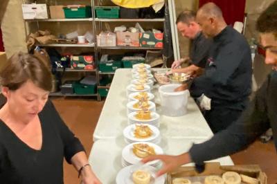 Miniature Traiteur Gagny (Seine-Saint-Denis) - J&J Traiteur Événementiel #37 Des personnes préparent et disposent des desserts sur des assiettes alignées dans une cuisine professionnelle.