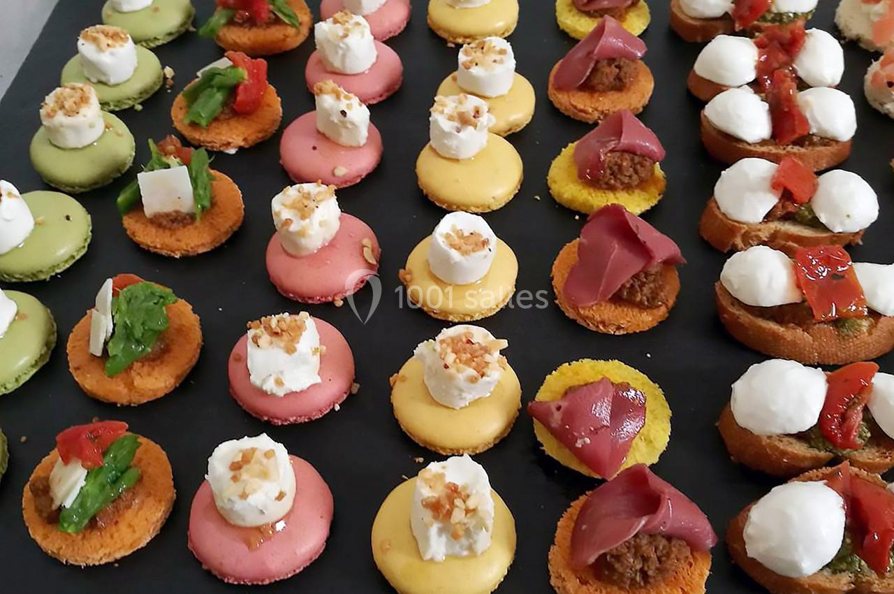 Plateau de bouchées apéritives colorées, composées de macarons salés garnis de fromage, légumes et charcuterie.