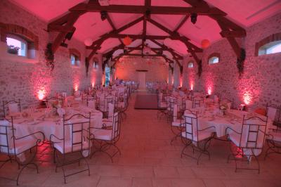 Table de mixage professionnelle avec plusieurs platines, écrans et commandes, sur fond bleu dégradé.