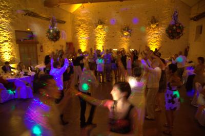 Table de mixage professionnelle avec plusieurs platines, écrans et commandes, sur fond bleu dégradé.