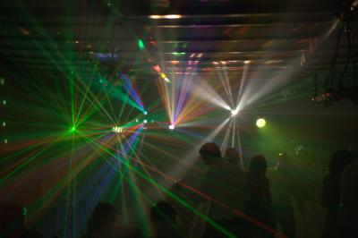 Table de mixage professionnelle avec plusieurs platines, écrans et commandes, sur fond bleu dégradé.