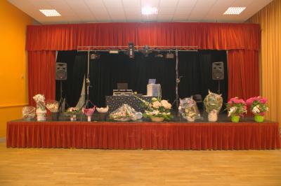 Table de mixage professionnelle avec plusieurs platines, écrans et commandes, sur fond bleu dégradé.
