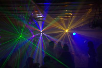 Table de mixage professionnelle avec plusieurs platines, écrans et commandes, sur fond bleu dégradé.