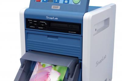 Table de mixage professionnelle avec plusieurs platines, écrans et commandes, sur fond bleu dégradé.