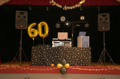 Table de mixage professionnelle avec plusieurs platines, écrans et commandes, sur fond bleu dégradé.