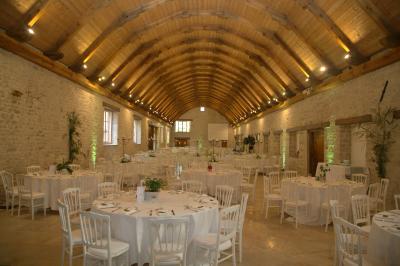 Table de mixage professionnelle avec plusieurs platines, écrans et commandes, sur fond bleu dégradé.