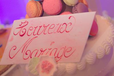 Table de mixage professionnelle avec plusieurs platines, écrans et commandes, sur fond bleu dégradé.