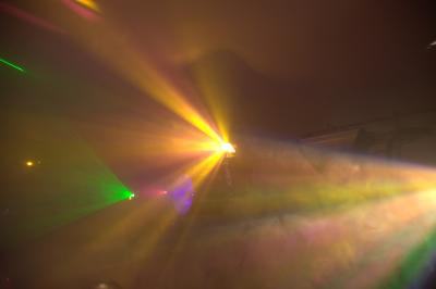 Table de mixage professionnelle avec plusieurs platines, écrans et commandes, sur fond bleu dégradé.