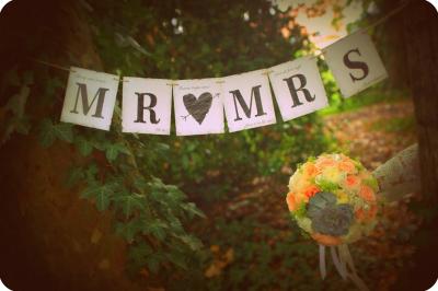 Table de mixage professionnelle avec plusieurs platines, écrans et commandes, sur fond bleu dégradé.