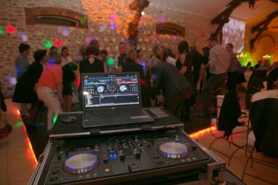 Table de mixage professionnelle avec plusieurs platines, écrans et commandes, sur fond bleu dégradé.