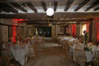 Table de mixage professionnelle avec plusieurs platines, écrans et commandes, sur fond bleu dégradé.