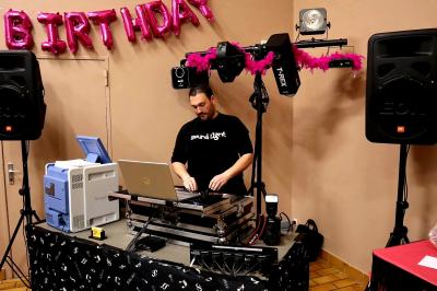 Table de mixage professionnelle avec plusieurs platines, écrans et commandes, sur fond bleu dégradé.