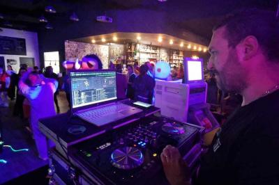 Table de mixage professionnelle avec plusieurs platines, écrans et commandes, sur fond bleu dégradé.