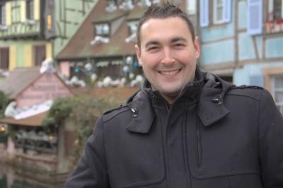 Table de mixage professionnelle avec plusieurs platines, écrans et commandes, sur fond bleu dégradé.
