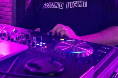 Table de mixage professionnelle avec plusieurs platines, écrans et commandes, sur fond bleu dégradé.