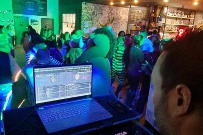 Table de mixage professionnelle avec plusieurs platines, écrans et commandes, sur fond bleu dégradé.