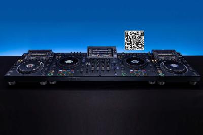 Table de mixage professionnelle avec plusieurs platines, écrans et commandes, sur fond bleu dégradé.