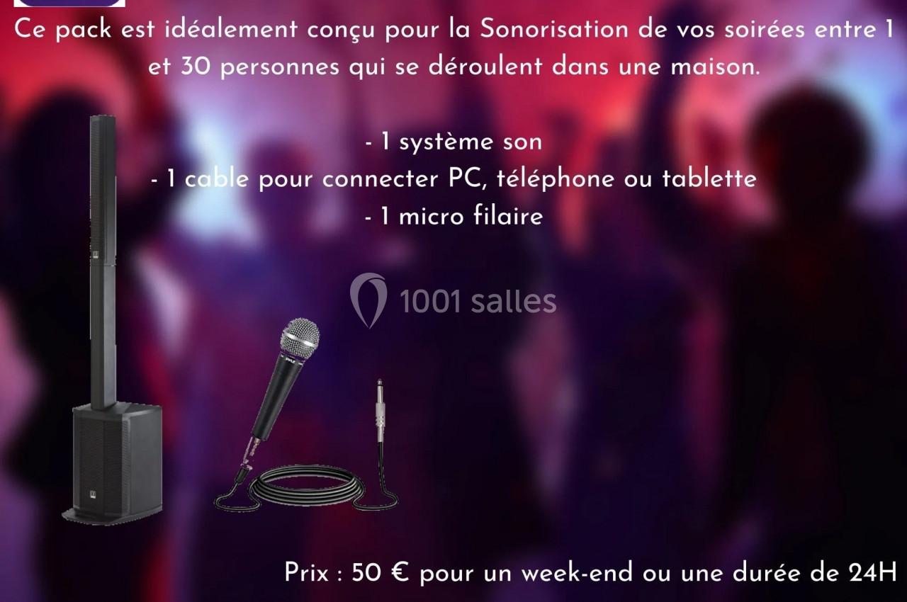 Pack de sonorisation comprenant un système audio, un micro filaire et un câble pour connecter des appareils.