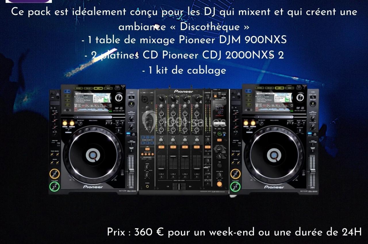Deux platines CD et une table de mixage Pioneer DJ avec câblage, présentées sur un fond sombre.