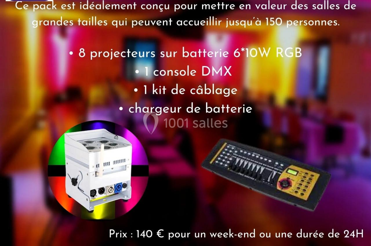 Visuel présentant un pack d'éclairage pour salles, incluant projecteurs, console DMX, câblage et chargeur de batterie.