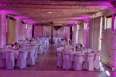 Miniature DJ Luzarches (Val-d'Oise) - Dj Ad7 #6 Salle décorée pour une fête, éclairée de lumières violettes, avec des ballons rouges et un chiffre ’18’ en ballons.