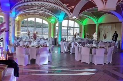 Miniature DJ Luzarches (Val-d'Oise) - Dj Ad7 #7 Salle décorée pour une fête, éclairée de lumières violettes, avec des ballons rouges et un chiffre ’18’ en ballons.