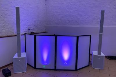 Miniature DJ Luzarches (Val-d'Oise) - Dj Ad7 #8 Salle décorée pour une fête, éclairée de lumières violettes, avec des ballons rouges et un chiffre ’18’ en ballons.