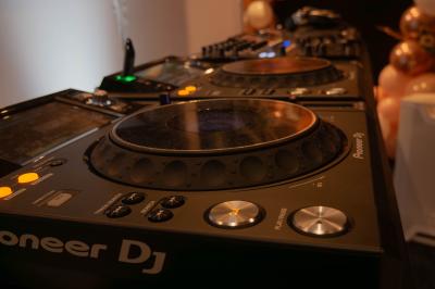 Miniature DJ Luzarches (Val-d'Oise) - Dj Ad7 #9 Salle décorée pour une fête, éclairée de lumières violettes, avec des ballons rouges et un chiffre ’18’ en ballons.