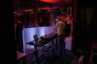 Miniature DJ Luzarches (Val-d'Oise) - Dj Ad7 #11 Salle décorée pour une fête, éclairée de lumières violettes, avec des ballons rouges et un chiffre ’18’ en ballons.