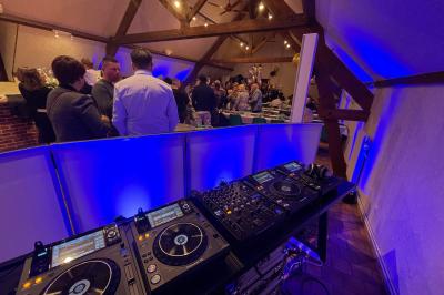 Miniature DJ Luzarches (Val-d'Oise) - Dj Ad7 #13 Salle décorée pour une fête, éclairée de lumières violettes, avec des ballons rouges et un chiffre ’18’ en ballons.