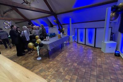 Miniature DJ Luzarches (Val-d'Oise) - Dj Ad7 #14 Salle décorée pour une fête, éclairée de lumières violettes, avec des ballons rouges et un chiffre ’18’ en ballons.