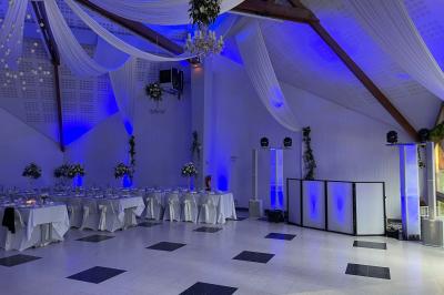 Miniature DJ Luzarches (Val-d'Oise) - Dj Ad7 #17 Salle décorée pour une fête, éclairée de lumières violettes, avec des ballons rouges et un chiffre ’18’ en ballons.