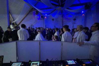 Miniature DJ Luzarches (Val-d'Oise) - Dj Ad7 #18 Salle décorée pour une fête, éclairée de lumières violettes, avec des ballons rouges et un chiffre ’18’ en ballons.